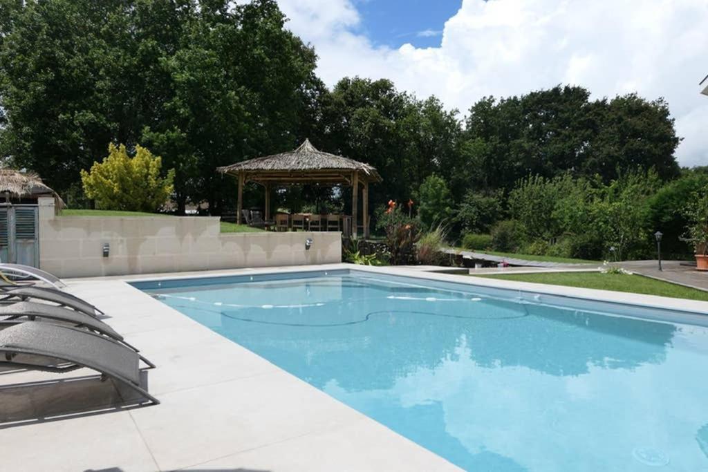 Alba. Piscine Grand Jardin Hauts De Bordeaux Villa Carignan-de-Bordeaux